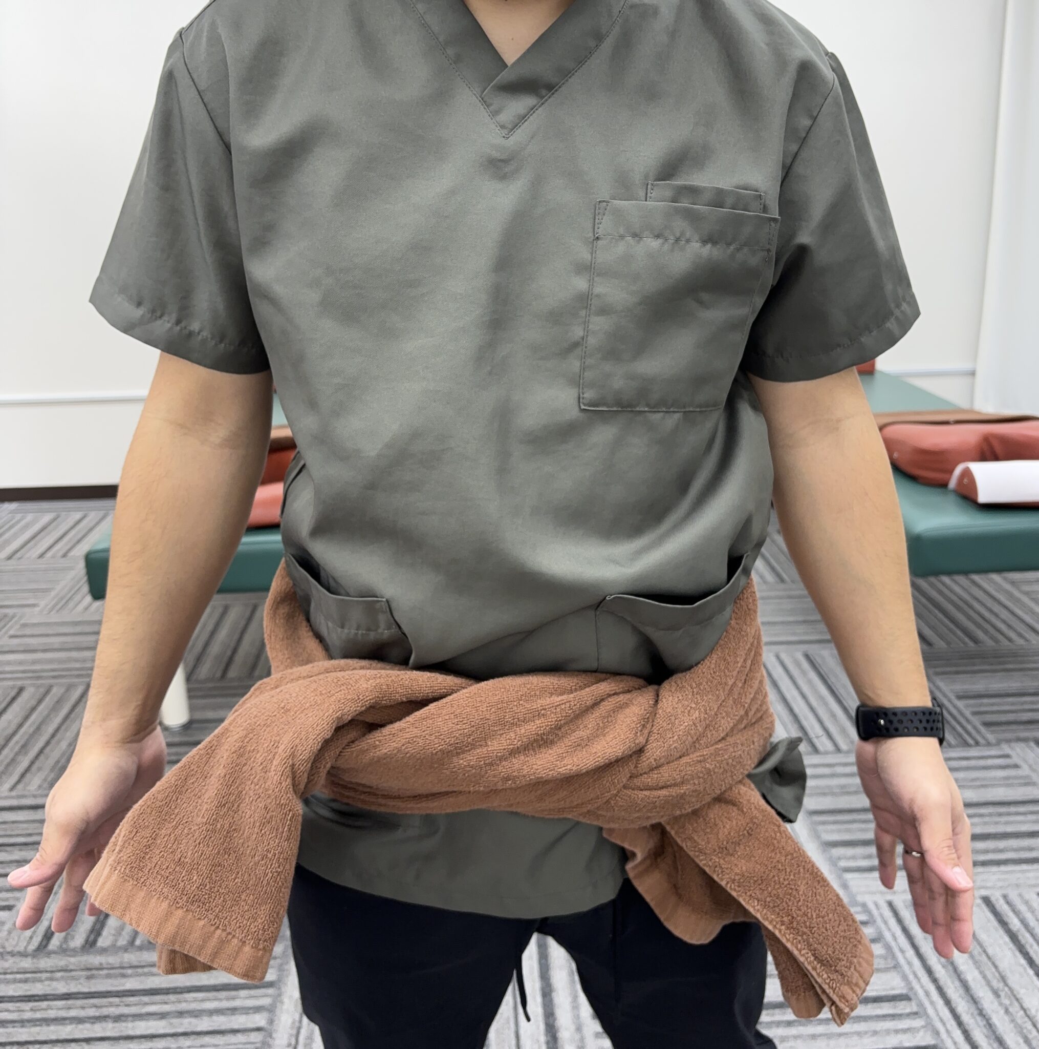 骨盤を安定させる位置の目安