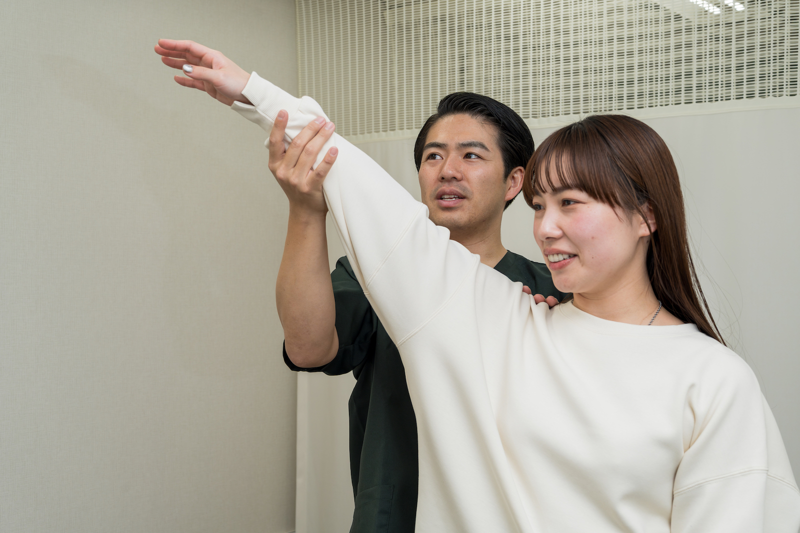 治療後に肩関節の動きを確認する様子
