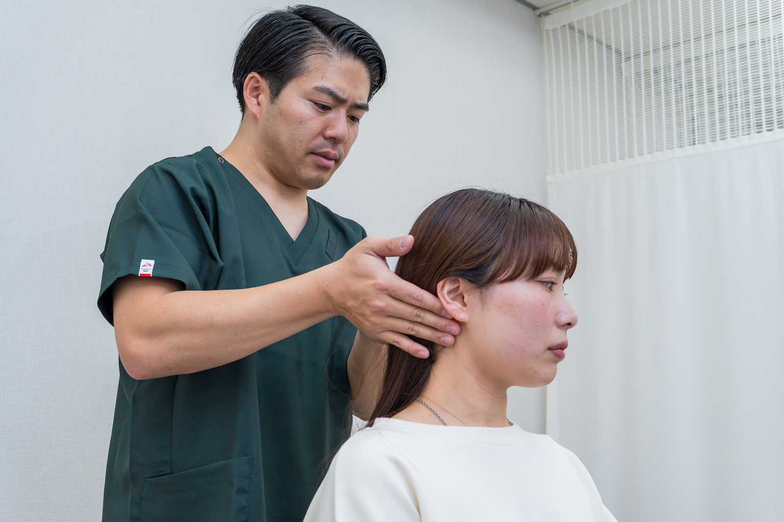 立った姿勢で首の状態を確認する検査