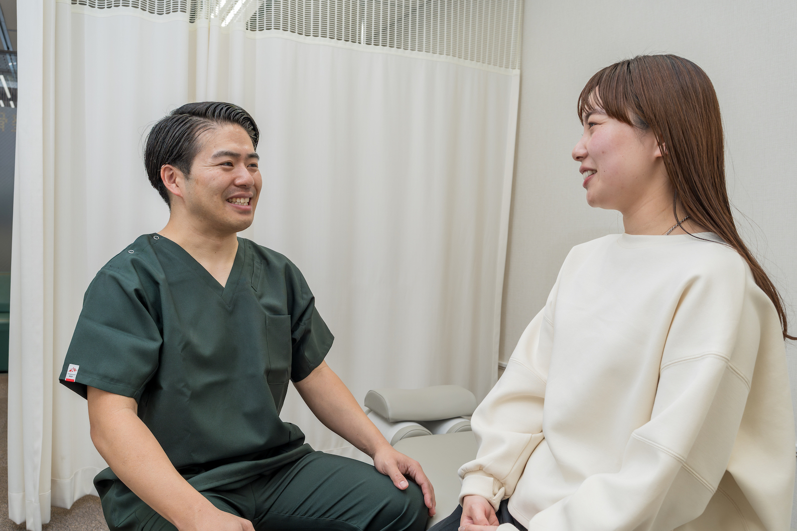 身体の状態と治療方針を説明する様子
