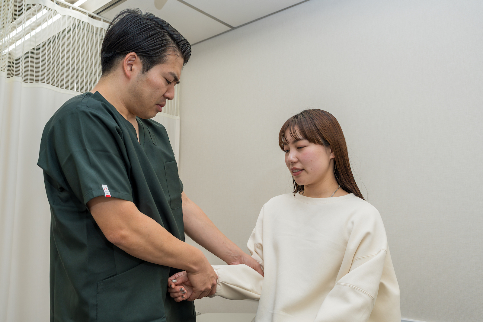 身体の状態に合わせて治療を行う様子